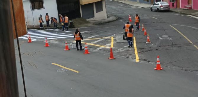 Obreros municipales pintaron la señalética en la intersección de Guatemala y Condorcunga.