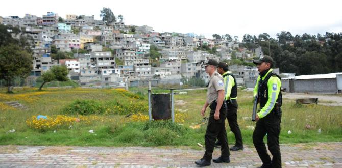 Las fuerzas del orden patrullan Quito para controlar el estado de excepción.