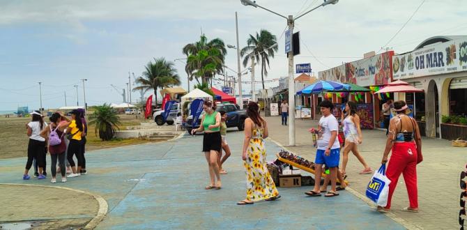 Manta recibe turistas en la playa El Murciélago.