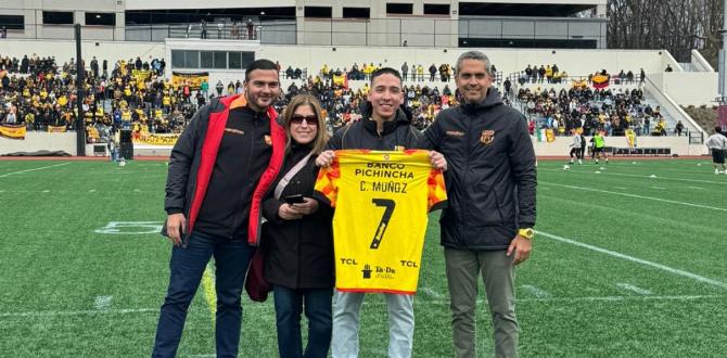 Carlos Muñoz y su madre Violeta Vergara, recibieron la camiseta de Barcelona de manos de Antonio Álvarez y Raúl Chávez del ídolo.