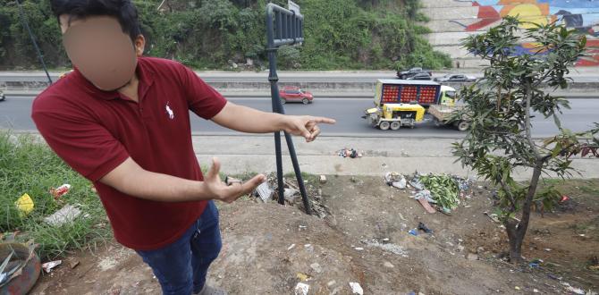 Pedro muestra eo barranco frente a su casa que está convertido en una 'cascada' de basura.
