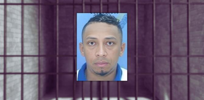 Willian Joffre Alcívar Bautista fue guía penitenciario en Guayaquil. Él tiene algunos apodos atribuidos, entre esos Negro Willy.