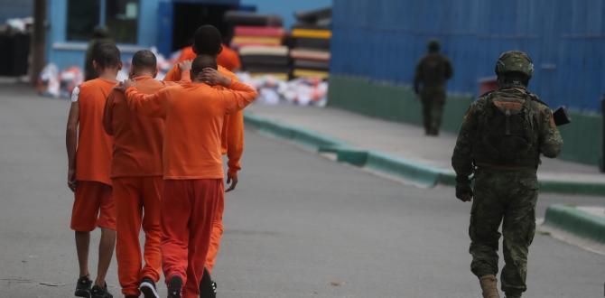 Militares muestran a la prensa la cárcel de Latacunga.