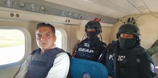 Wilmar Terán en un avión del ala de transporte de la Fuerza Aérea Ecuatoriana en compañía de uniformados: un guía de Atención Penitenciaria y un policía nacional.PAÚL ROMERO.