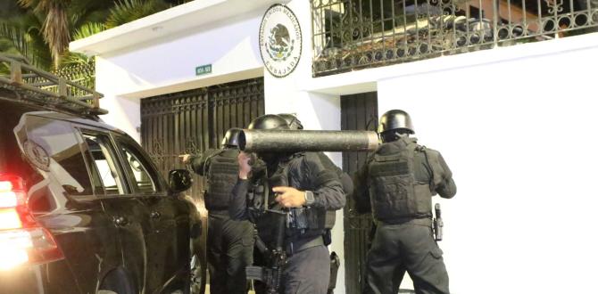 Así ingresó un grupo especial de la Policía a la Embajada de México.