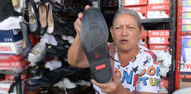 Norma Chang muestra los emblemáticos zapatos que vende.