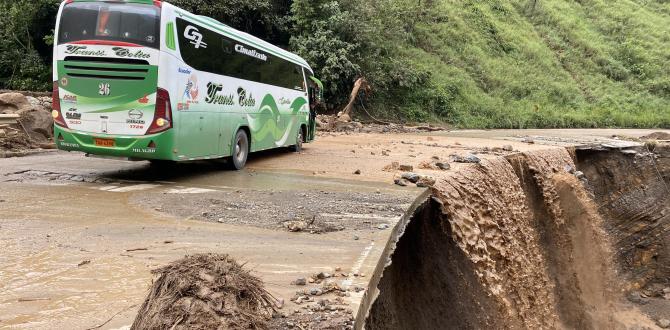 La carretera Pallatanga-Cumandá quedó inaccesible para los vehículos.