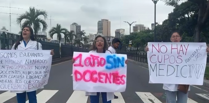 Estudiantes universitarios de Guayaquil reclaman.jpg