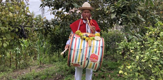 El hombre viste un pantalón blanco con adornos bordados