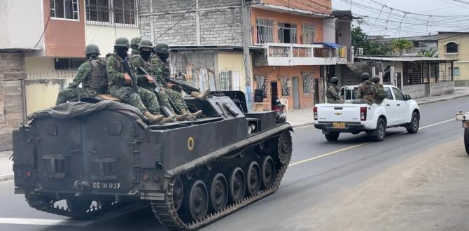 Militares patrullan las calles de El Oro.
