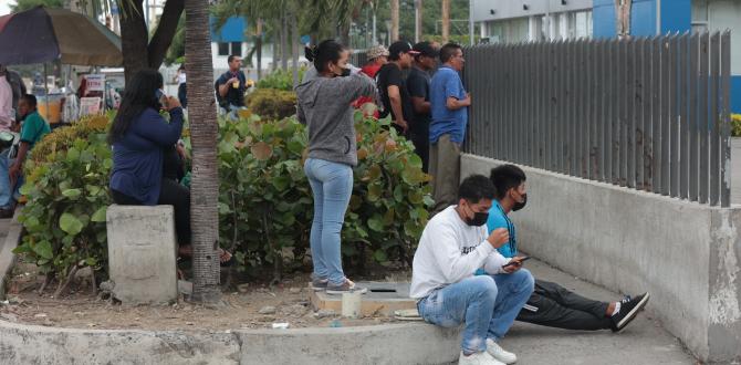 Morgue de Guayaquil la gente espera por sus muertos.jpg