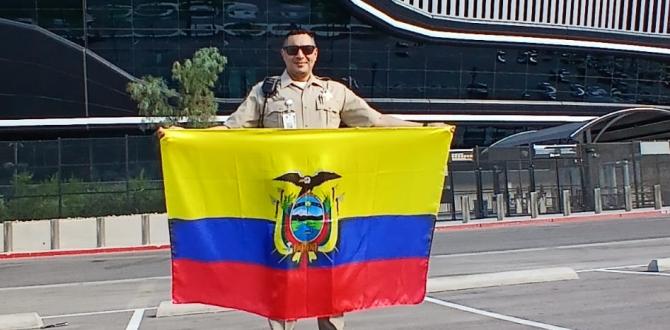 José Luis Astudillo muestra con orgullo el uniforme de la Policía de Estados Unidos.