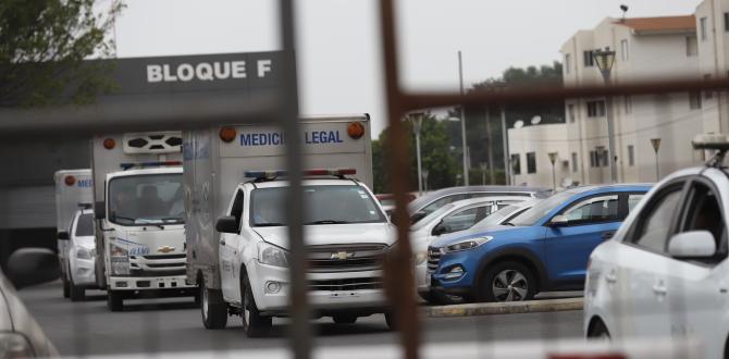 Carros de Medicina Legal retiran cadáveres de la morgue de Guayaquil.jpg
