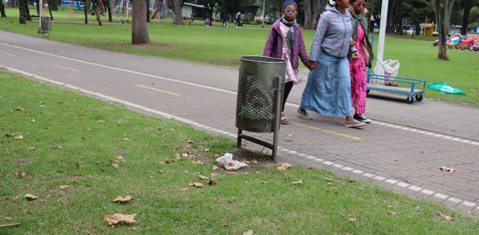 Hay personas que dejan la basura junto a los cestos. Es lo que se puede ver en El Ejido.