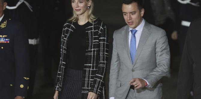 El presidente de Ecuador, Daniel Noboa (d), y su esposa, Lavinia Valbonesi, caminan a su llegada este miércoles, al Grupo Aéreo No. 8 en Lima (Perú). EFE/ Paolo Aguilar