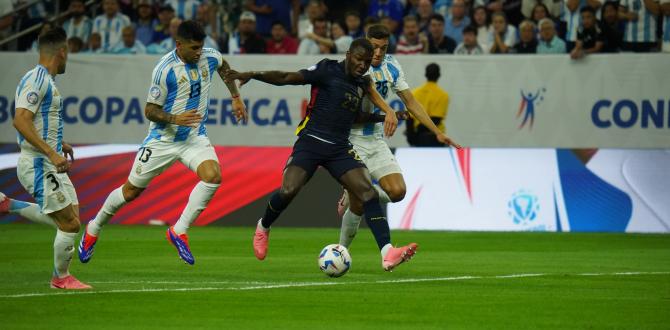 Moisés Caicedo fue una de las estrellas en el primer tiempo.