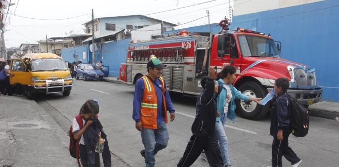 Personal de Bomberos acudió al sitio para investigar de dónde provenía el olor.