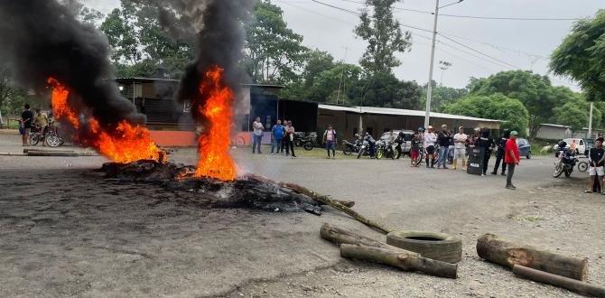 Decenas de manifestantes cerraron la vía principal al recinto El Vergel.