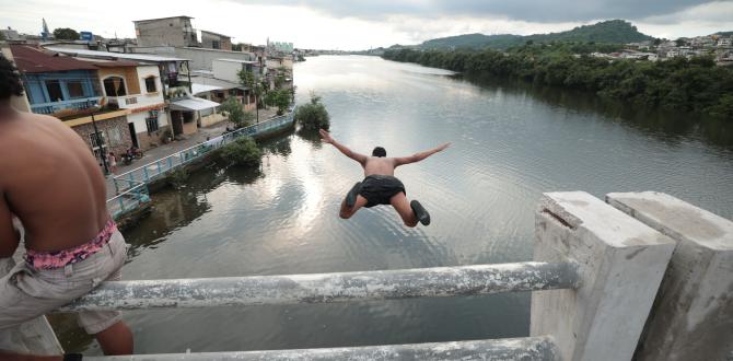 Jóvenes se bañan en el estero Salado de Guayaquil.jpg