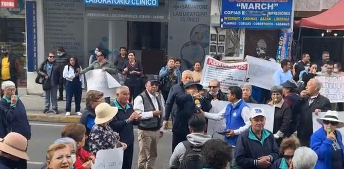 Médicos y trabajadores del Hospital del IESS de Riobamba se unen a la protesta por la escasez de recursos y la mala gestión de la institución