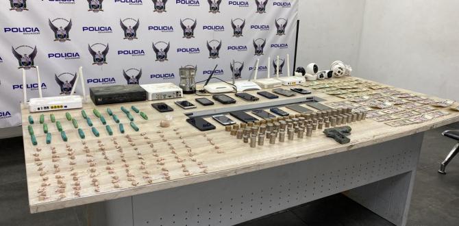 Más de 100 paquetes de drogas fueron presentados como evidencia.