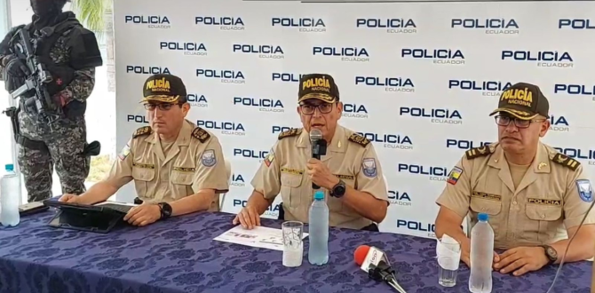 Cesar Zapata, comandante general de la Policía, brindó rueda de prensa en Manta.