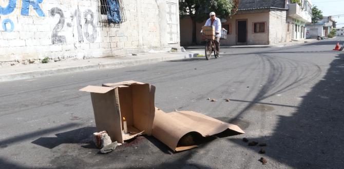 En el lugar del crimen prendieron una vela por la persona asesinada.