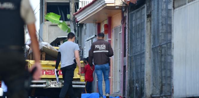 El cuerpo de la víctima quedó tendido en la calzada.