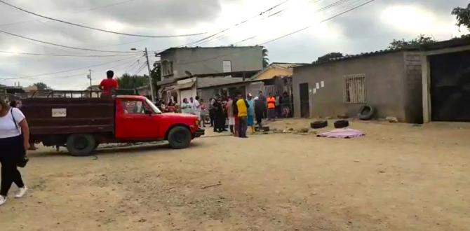 El cuerpo de la víctima quedó tendido en la calle.