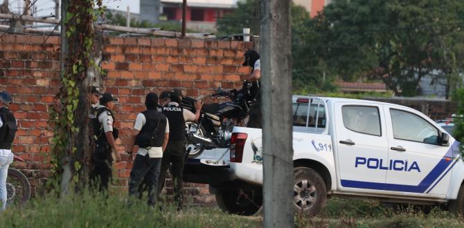 Miembros de la Policía acudieron al sitio del atentado.