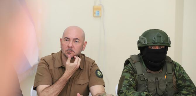 El ministro de Defensa Gian Carlo Loffredo estuvo en la rueda de prensa.