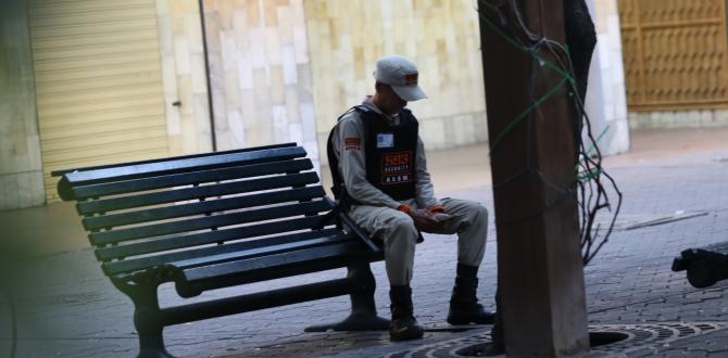 hombre caza palomas en la plaza Rocafuerte