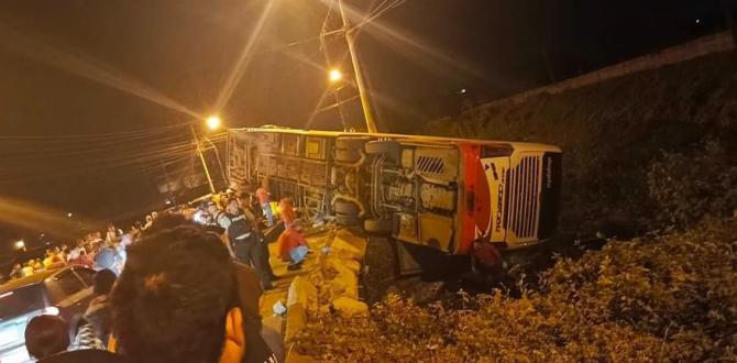 Así quedó el bus accidentado en la vía Manta-Ibarra.