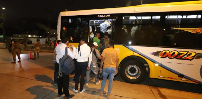 En los buses de transporte también se revisan a los pasajeros.