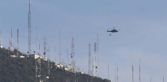 Un helicóptero, con una canasta, es utilizado para atacar el fuego desde el aire, según ha podido captar EXTRA la mañana de este viernes 9 de agosto de 2024.