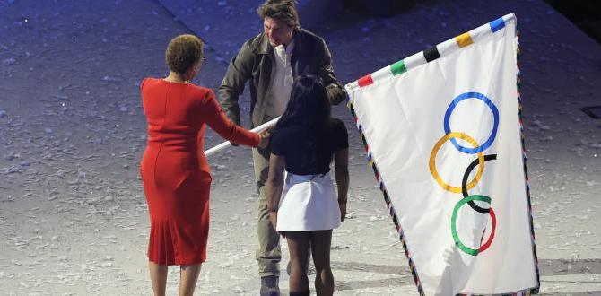 La alcaldesa de Los Angeles, Karen Bass (i), y la gimnasta Simone Biles, entregan la bandera olímpica actor estadounidense Tom Cruise