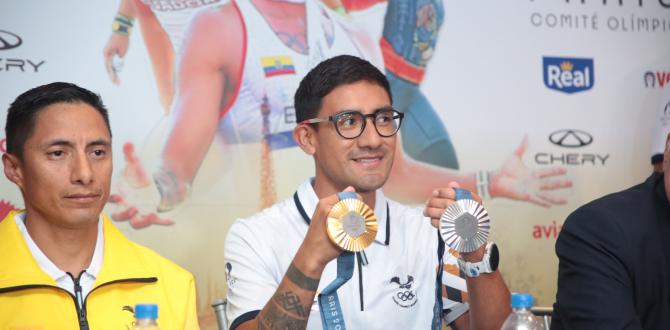 Daniel Pintado, ya en Ecuador, muestras sus medallas olímpicas.