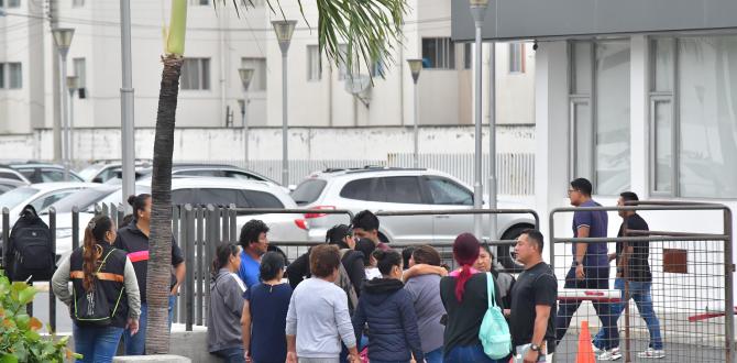 Familiares de las víctimas de Puná acudieron al Laboratorio de Criminalística.