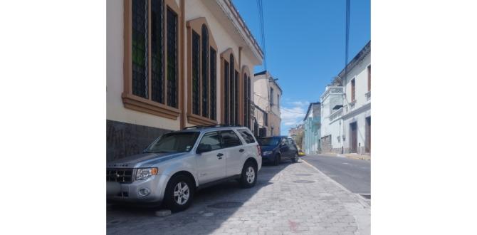 Carro mal parqueado en San Blas | Quito