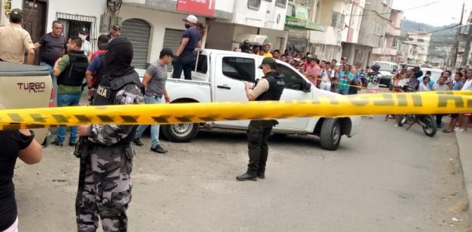 Unidades policiales llegaron al sitio del crimen.,