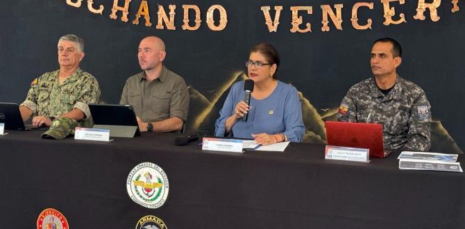 Mónica Palencia, en rueda de prensa junto a otras autoridades.