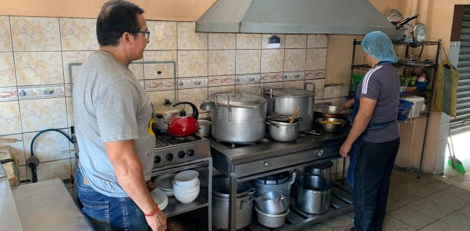 Andrés Chalén se asegura de que sus trabajadores sean higiénicos en su picantería.