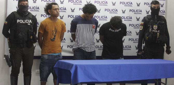 Los sujetos fueron detenidos mientras custodiaban el vehículo.