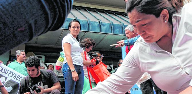 Veintiún años después, Dolores continúa exigiendo que le entreguen los restos de su esposo, Johnny Gómez, desaparecido en un operativo policial en una farmacia.