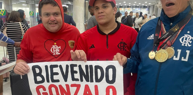 La hinchada del Flamengo recibe a Gonzalo Plata.