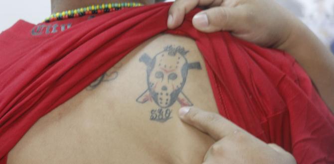 Los adolescentes tenían tatuajes que los identificaban como miembros de Los Fatales.