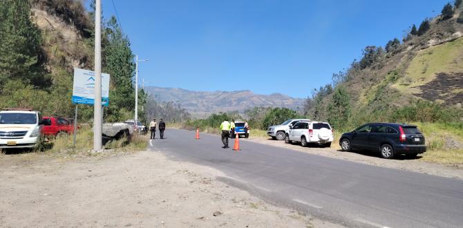 Los servicios de emergencia intentan apagar el fuego.