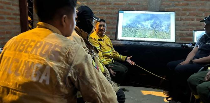 Bomberos de diferentes cantones combaten el incendio de Sigchos.