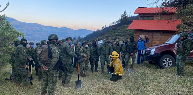 Los militares trabajan en conjunto con Bomberos para apagar el fuego.