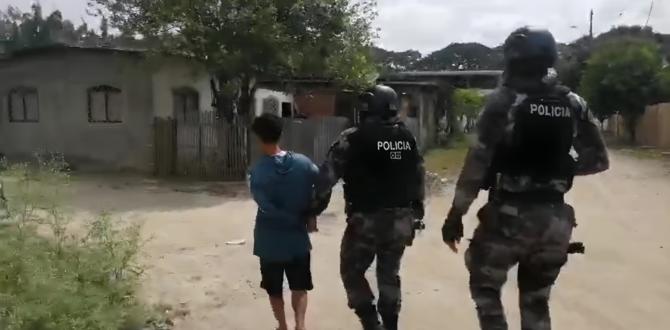 Momento cuando es detenido por la Policía Nacional.